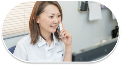 電話応対中のスタッフ
